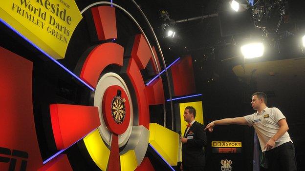 Jan Dekker at the 2013 BDO Lakeside World Professional Darts