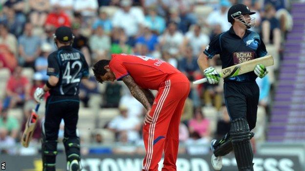 England"s Jade Dernbach (centre) reacts as New Zealand"s Brendon McCullum (left) and Martin Guptill (right) put runs on the board