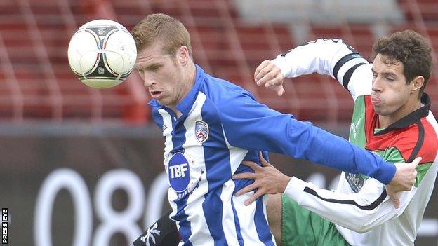 Darren Boyce holds off Glentoran's Sean Ward