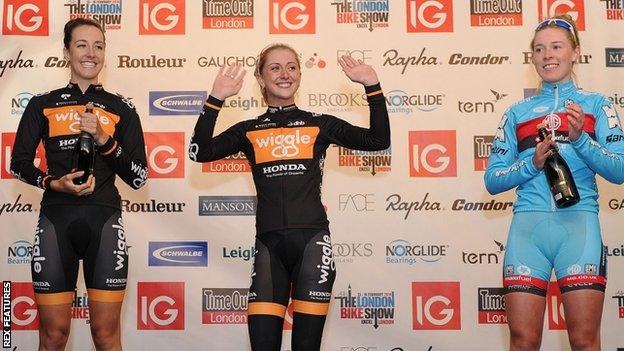 Laura Trott (centre) celebrates victory with Dani King (left) and Hannah Barnes