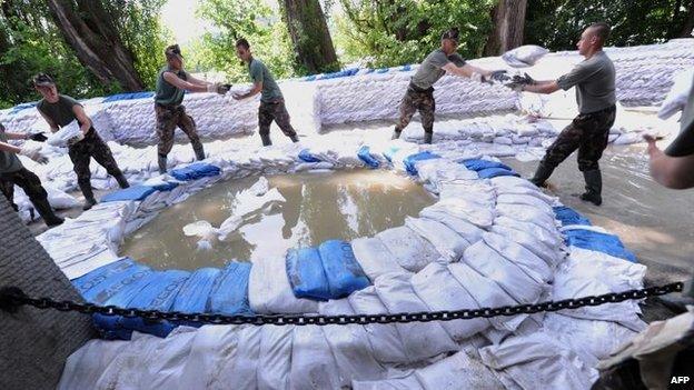 Hungarian soldiers build dam at Margareth Island, Budapest (9 June)