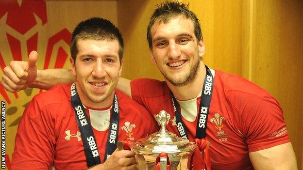 Justin Tipuric and Sam Warburton celebrate Wales' 2013 Six Nations title