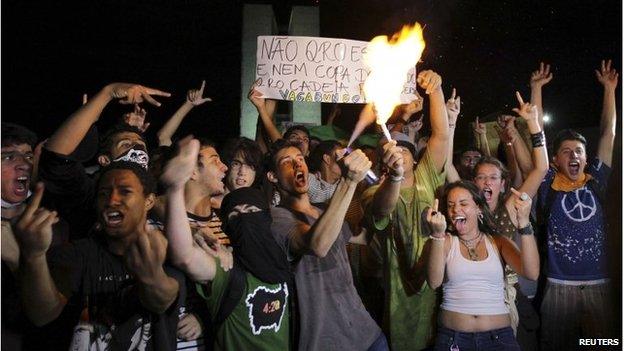 Protesters gathered outside the national congress in the capital Brasilia (17 June 2013)