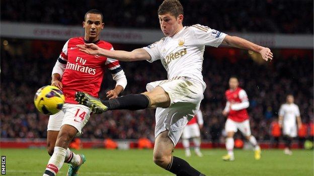 Ben Davies challenges Theo Walcott