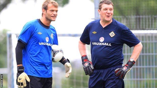 NI keeper Roy Carroll and Tommy Wright during a training session