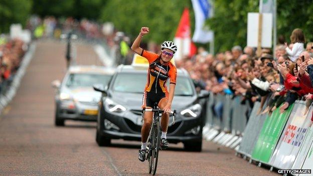 Lizzie Armitstead celebrates winning the 2013 National Women's Road Race Championships