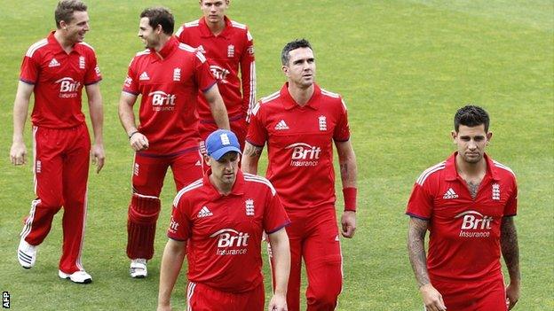 Kevin Pietersen (centre) returns to the England team