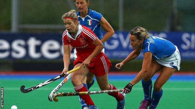 Sophie Bray (L) of England battles with Celina Traverso of Italy