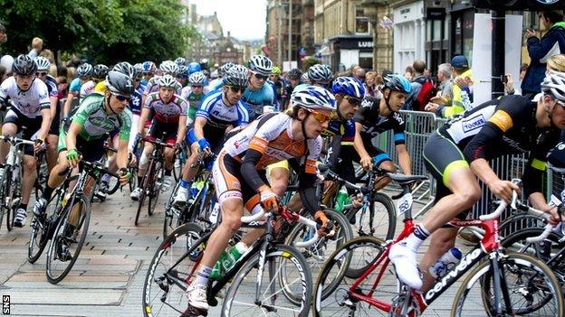 Britain's top cyclists race through the centre of Glasgow