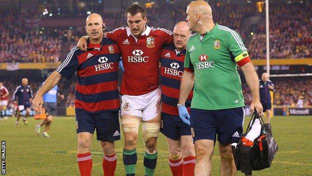 Sam Warburton (centre)