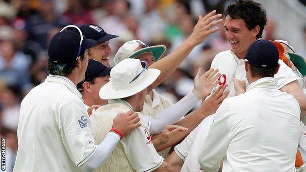 Gary Pratt is congratulated by jubilant team-mates after running out Ricky Ponting