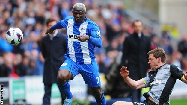 Jan Vertonghen (R) of Tottenham Hotspur tackles Arouna Kone