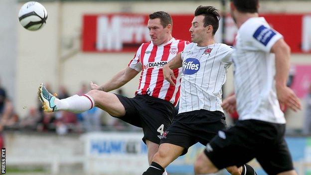 Barry Molloy of Derry City and Dundalk's Richie Towell