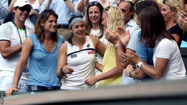 Marion Bartoli (centre)