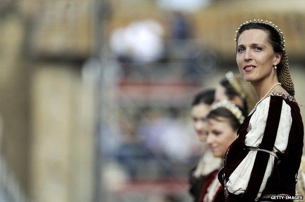Woman in medieval dress in Santa Croce piazza
