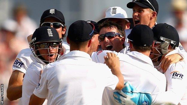 Graeme Swann celebrates with his England team-mates