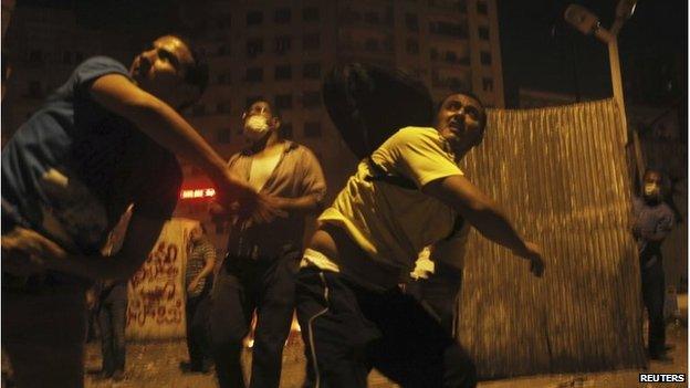 Protesters throw stones on 6 October bridge in Cairo (15 July 2013)