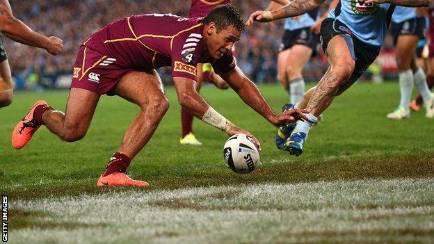 Justin Hodges of Queensland scores try