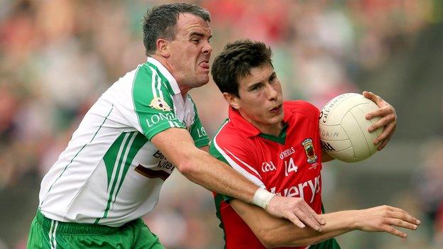 Alan Freeman and Shane Mulligan battle for possession