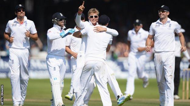 Joe Root celebrates the removal of Usman Khawaja