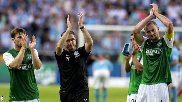 Hibs boss Pat Fenlon with skipper James McPake (right) after the first leg defeat by Malmo