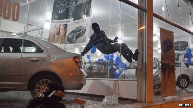 Demonstrator attacks car dealership in Sao Paulo (26 July)