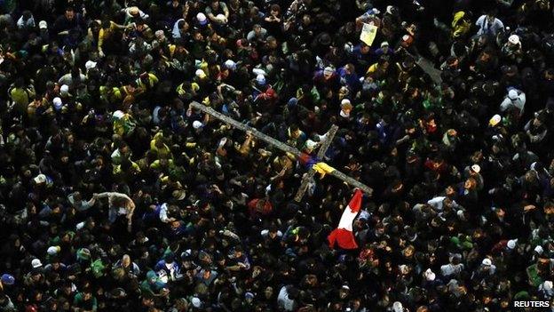 Cross carried through the crowds on Copacabana Beach, Rio (26 July)