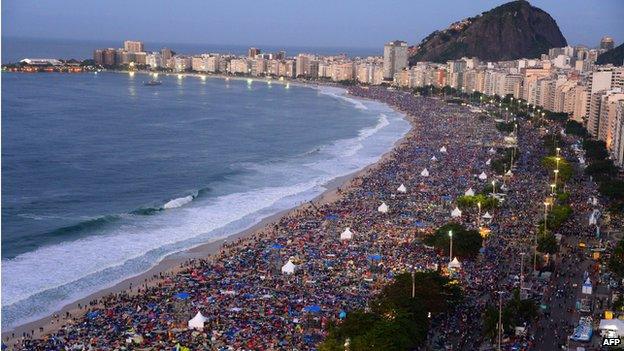 Crowds on Copacabana beach (27 July 2013)