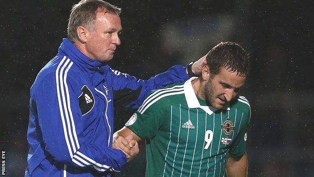 Michael O'Neill congratulates goalscorer Martin Paterson