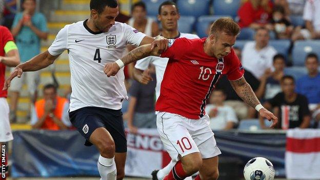 Marcus Pedersen (right) grapples with Steven Caulker