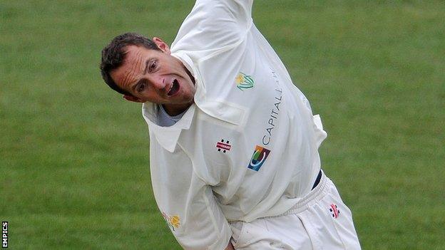 Dean Cosker bowling for Glamorgan