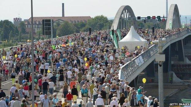 Crowds on the Waldschloesschen bridge, Dresden (24 August)