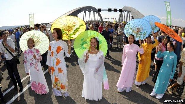 Vietnamese residents of Dresden at the opening ceremony of the new bridge (24 August)