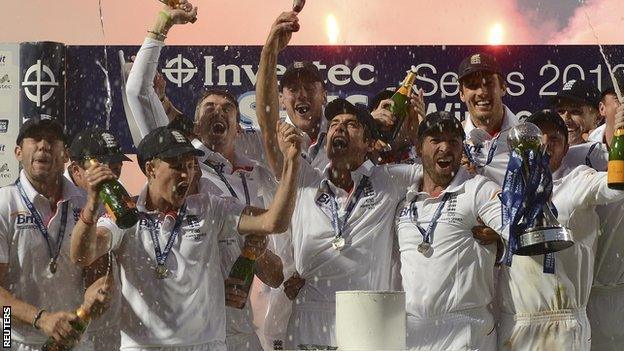 England celebrate with the Ashes urn