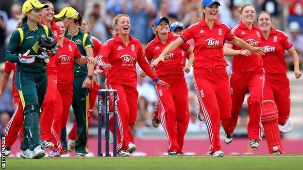 England players celebrate winning the Women's Ashes