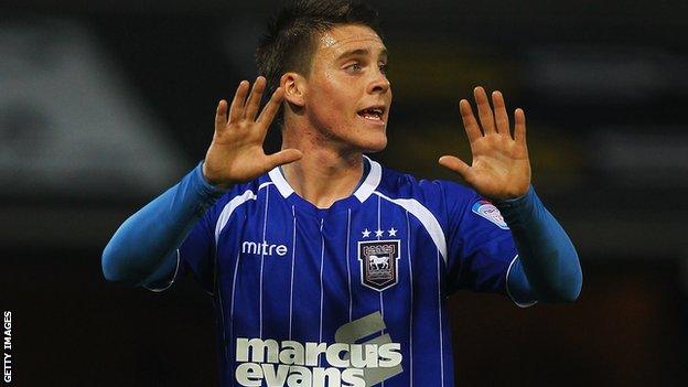 Ipswich winger Josh Carson is training with Hibs