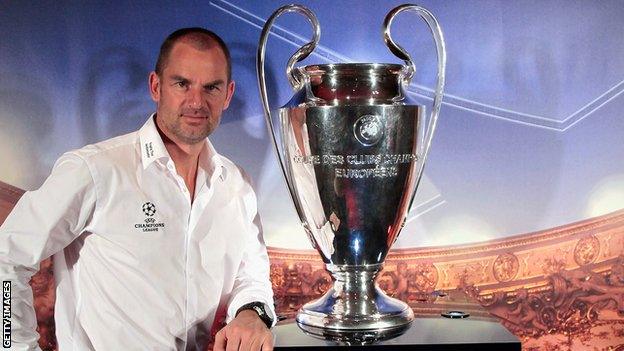 Ronald de Boer poses with the European Cup