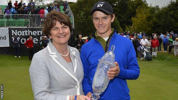 Daan Huizing receives the Northern Ireland Open trophy from Tourism Minister Arlene Foster