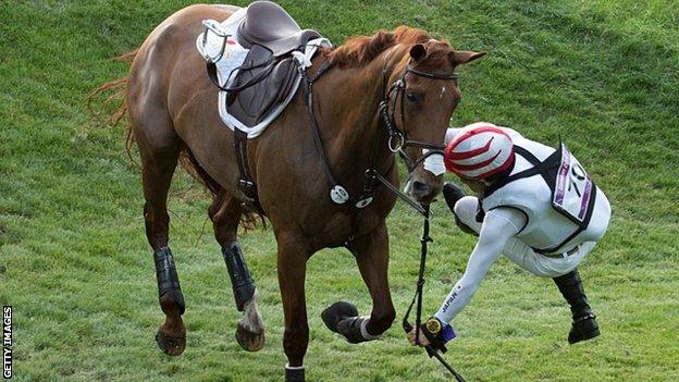 Japanese eventer Yoshiaki Oiwa falls at London 2012