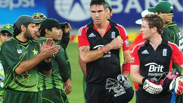 Kevin Pietersen is applauded from the field against Pakistan in 2012