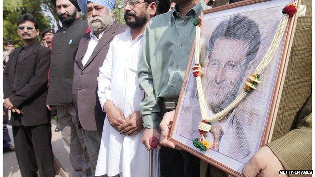 People stand at a memorial service for Daniel Pearl in New Delhi in February 2002