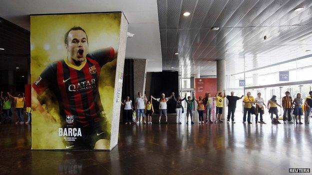 Human chain at Camp Nou stadium, Barcelona. 11 Sept 2013