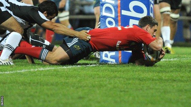 Ian Keatley goes over for Munster's fourth try