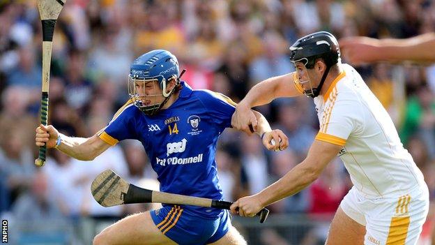 Shane O'Donnell attempts to outpace Matthew Donnelly at Semple Stadium