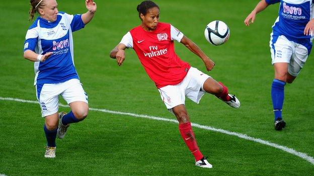 Rachel Yankey (middle)