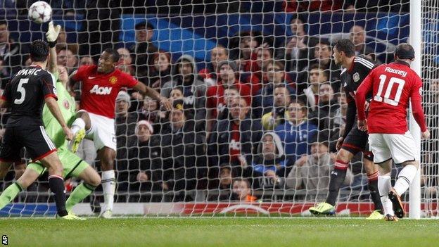 Wayne Rooney scores Manchester United's first goal