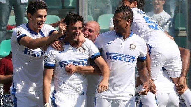 Inter Milan's Argentinian forward Diego Alberto Milito (second left) celebrates with team-mates after scoring against Sassuolo