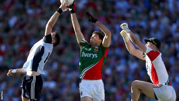 Bernard Brogan stretches to score Dublin's first goal