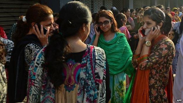 Evacuate office workers in Karachi on 24 September 2013