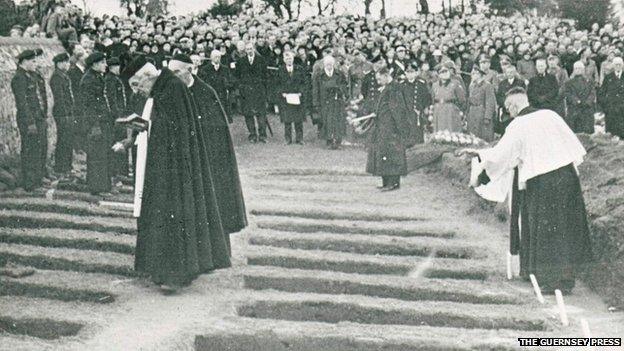 Mass funeral, Guernsey 1943